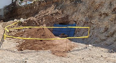 Hatay'da belediyenin kazısında kaya mezarı bulundu