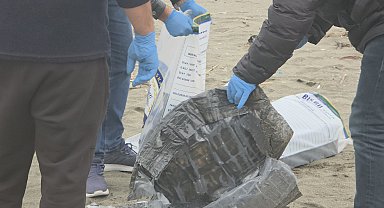 Hatay'da dalgaların kıyıya sürüklediği çuvaldan uyuşturucu madde çıktı