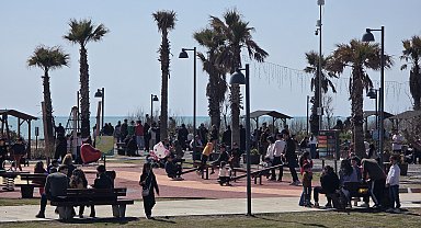 Hatay'da güneş yüzünü gösterdi, sahiller doldu