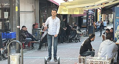 Her gün 25 bin adım atan çaycı, hoverboard ile çay servisine başladı