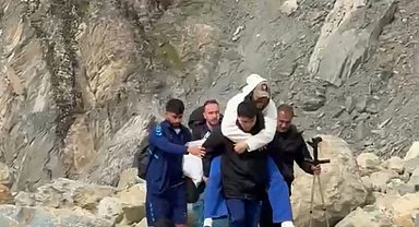 Heyelan nedeniyle 6 gündür kapalı olan Hakkari-Van kara yolu, kontrollü ulaşıma açıldı