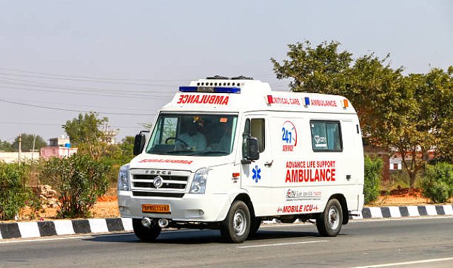 Hindistan'da trafik kazası: 13 ölü, 30 yaralı