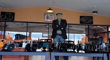 Hurda dikiş makinelerinden Atatürk'ün kullandığı araçların maketini yaptı