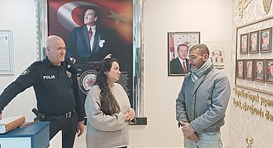 Hurda toplarken bulduğu para ve çeklerin olduğu çantayı sahibine teslim etti