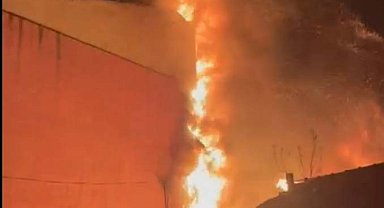 Hurdalıkta çıkan yangın bitişikteki binalara sıçradı