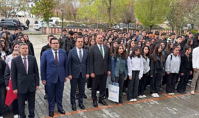 Iğdır protokolü, öğrencilerle bayrak törenine katıldı