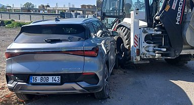 İş makinesine çarpan otomobilin sürücüsü yaralandı