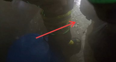 İş yerindeki yangında dumandan bayılan kişiyi itfaiye kurtardı; o anlar kask kamerasında