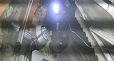 İş yerlerine çarpıp devrilen otomobilin altında kalmaktan son anda kurtuldu