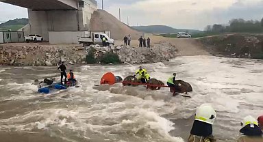 İşçilerini taşıyan traktör dereden geçerken devrildi: 10 işçi vinç yardımıyla kurtarıldı