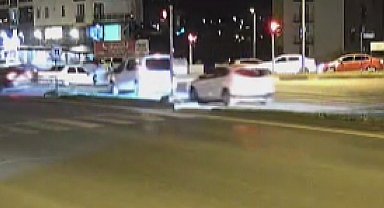 Işık ihlali nedeniyle 2 otomobilin çarpıştığı kaza kamerada