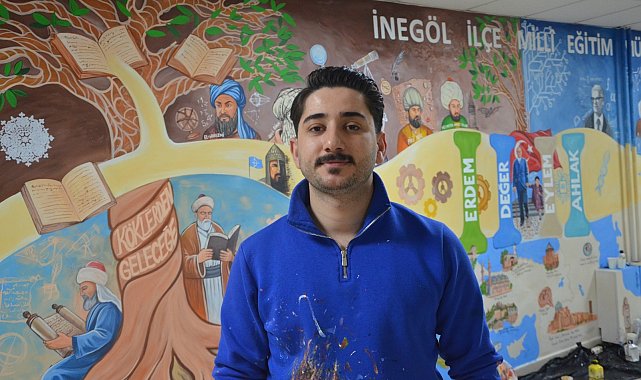 İşitme engelli öğretmen, 'Türkiye Yüzyılı Maarif Modeli' müfredatını duvara resmetti