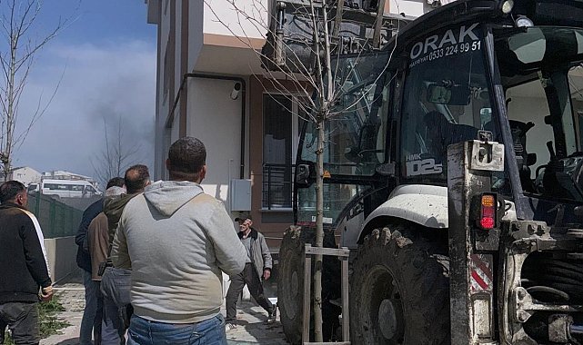 İstanbul - Arnavutköy'de binada çıkan yangında mahsur kalanlar kepçeyle kurtarıldı