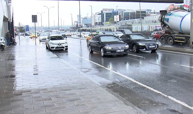 İstanbul- İstanbul'da haftanın son iş gününde yağmur etkili oluyor