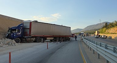 İstinat duvarına çarpan TIR'daki mermerler, otomobildekilerin üzerine düştü; 1 ölü, 3 yaralı