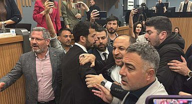 İzmir Büyükşehir Belediye Meclisi'nde gerginlik