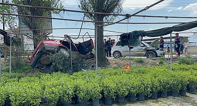 İzmir'de 3 otomobilin karıştığı kaza: 1 ölü, 3 yaralı