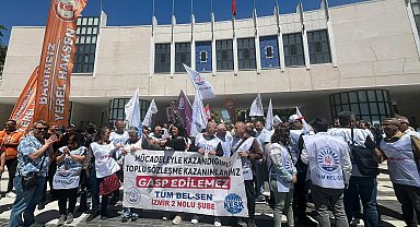 İzmir'de 4 belediyenin memurları, iş bırakıp CHP il binasına yürüdü