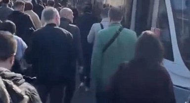 Kabataş-Bağcılar Tramvay Hattı'nda yaşanan arıza nedeniyle seferler aksadı; yolcular raylarda yürüdü