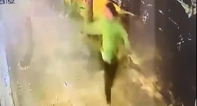 Kadıköy'de mekandan çıkarılan kişinin ateş açtığı anlar kamerada; polis bacağından vurarak yakaladı