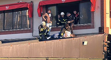 Kafeteryanın 3'üncü katında otururken dengesini kaybedip, alt katın terasına düştü