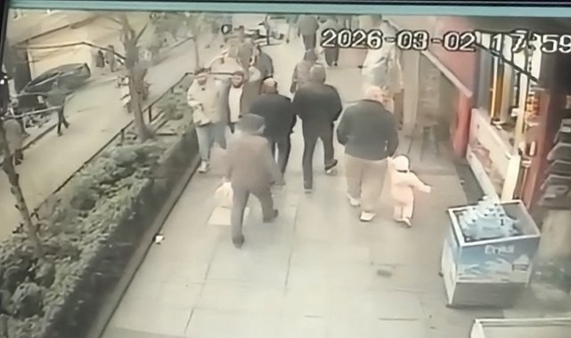 Kağıthane'de 16 yaşındaki ehliyetsiz sürücü yayaya çarptı; kız arkadaşını bırakıp kaçtı