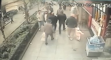 Kağıthane'de 16 yaşındaki ehliyetsiz sürücü yayaya çarptı; kız arkadaşını bırakıp kaçtı