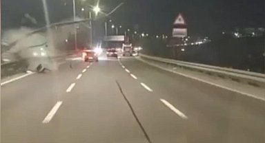 Kağıthane'de 2 otomobilin çarpışarak bariyere vurduğu anlar kamerada: 1 yaralı