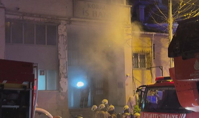 Kağıthane'de 5 katlı iş hanında çıkan yangın söndürüldü