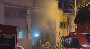 Kağıthane'de 5 katlı iş hanında çıkan yangın söndürüldü