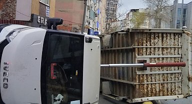 Kağıthane'de demir boşaltılan kamyon devrildi