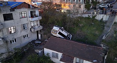 Kağıthane'de evin çatısına düşen okul servisinin şoförü öldü; öğrencileri kazadan az önce indirmiş