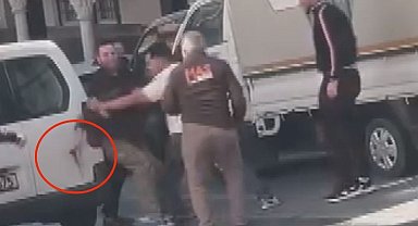 Kağıthane'de iki sürücünün bıçaklı yol verme kavgası kamerada