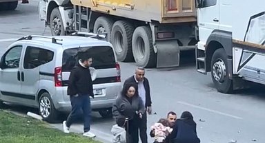 Kağıthane'de kazada yaralanan kadın sinir krizi geçirdi; kucağındaki bebekle kamyonet sürücüsüne bağırdı