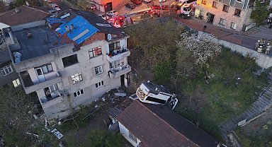 Kağıthane'de takla atan okul servisi evin çatısına düştü; araçta sıkışan şoför kurtarıldı