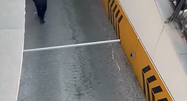 Kağıthane'de tamir ettiği kepenk başına düşen işçi ağır yaralandı