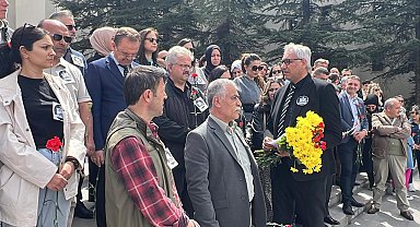 Kahramanmaraş'ta okul saldırısında ölen öğretmen ve öğrenciler için Nevşehir'de karanfil bırakıldı