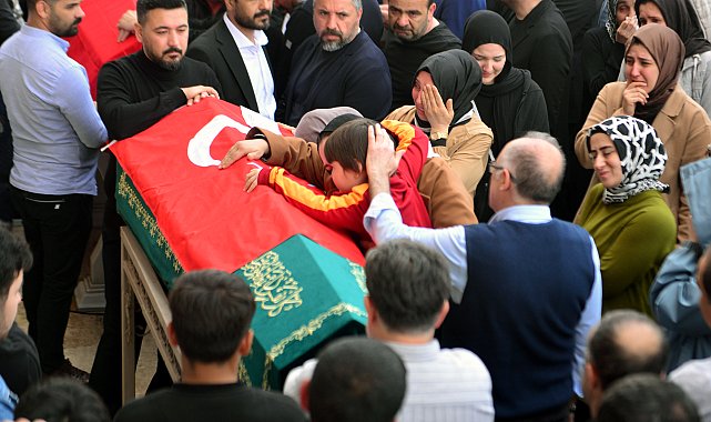 Kahramanmaraş'ta okuldaki saldırıda yaşamını yitiren öğrenciler toprağa verildi