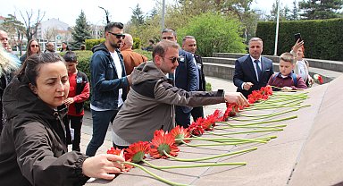 Kahramanmaraş'taki saldırıda ölenler için Bolu'da Atatürk Anıtı'na karanfil bıraktılar