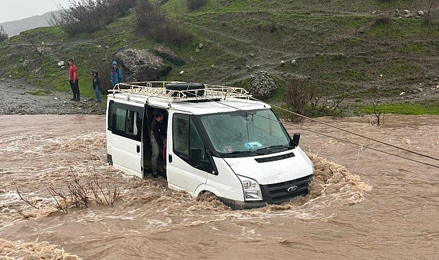 Kalp krizi geçiren kadın, selin kapattığı yolda mahsur kaldığı araçta öldü