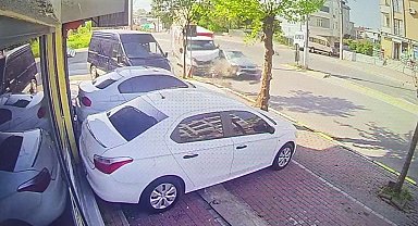 Kamyonet ile otomobilin çarpıştığı kaza kamerada; 2 yaralı