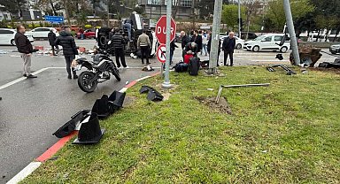 Kamyonetin sinyalizasyon direğine çarptığı kaza araç kamerasında; 4 yaralı