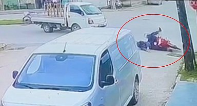 Kamyonetle çarpışan motosikletin sürücüsü yaralandı; kaza kamerada