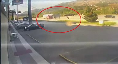 Kamyonun fırlayan tekeri, mağazaya daldı; o anlar kamerada