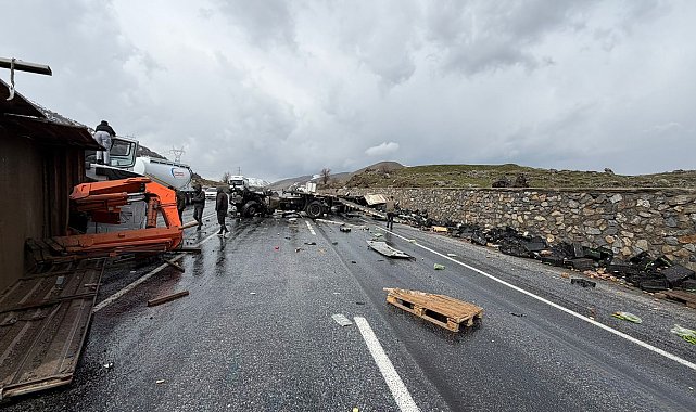 Karayolları bakım aracı ile TIR çarpıştı; 1'i ağır, 3 yaralı