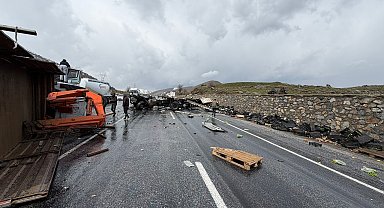 Karayolları bakım aracı ile TIR çarpıştı; 1'i ağır, 3 yaralı