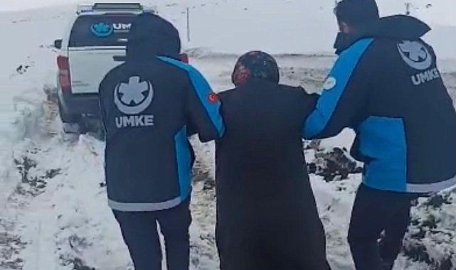 Kardan yolu kapanan köyde rahatsızlanan kadın için ekipler seferber oldu