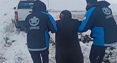 Kardan yolu kapanan köyde rahatsızlanan kadın için ekipler seferber oldu