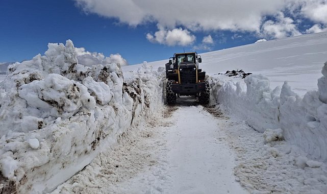 Kars'ta kardan kapanan köy yolları açılıyor