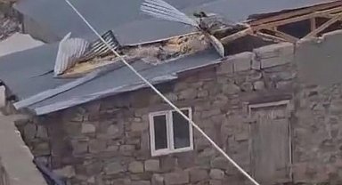 Kars'ta kuvvetli rüzgar çatıları uçurdu